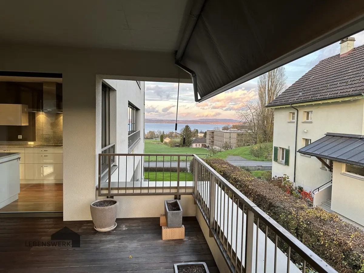 Balkon mit Zugang zum Schlafzimmer. Ebenfalls mit Seesicht