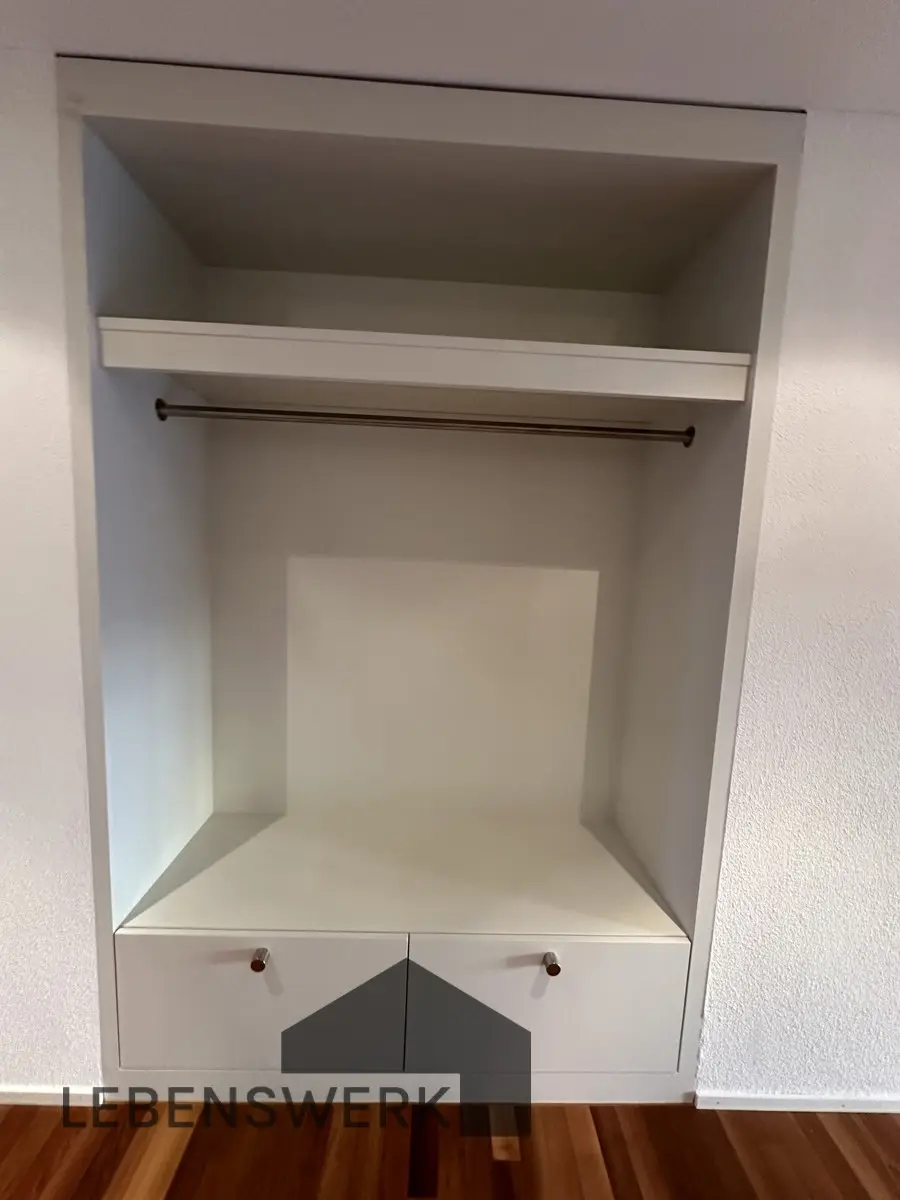 Integrierte Garderobe ...