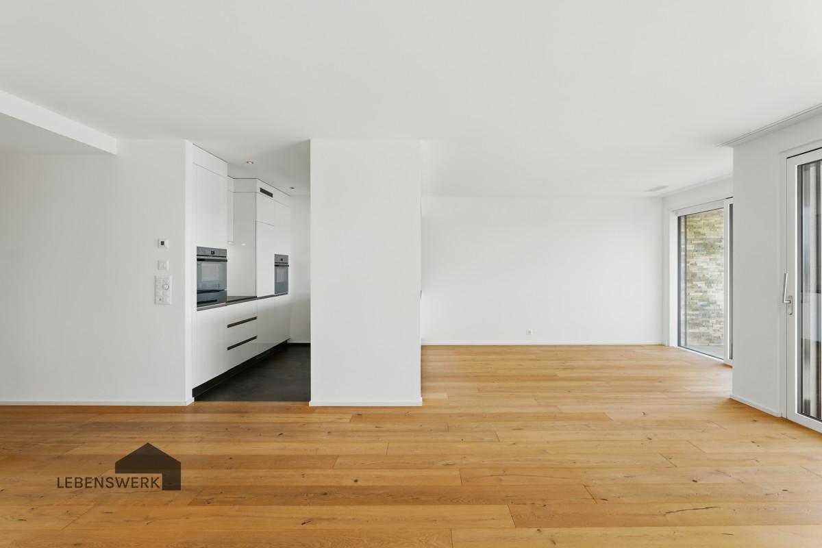 Wohnzimmer mit moderner Küche