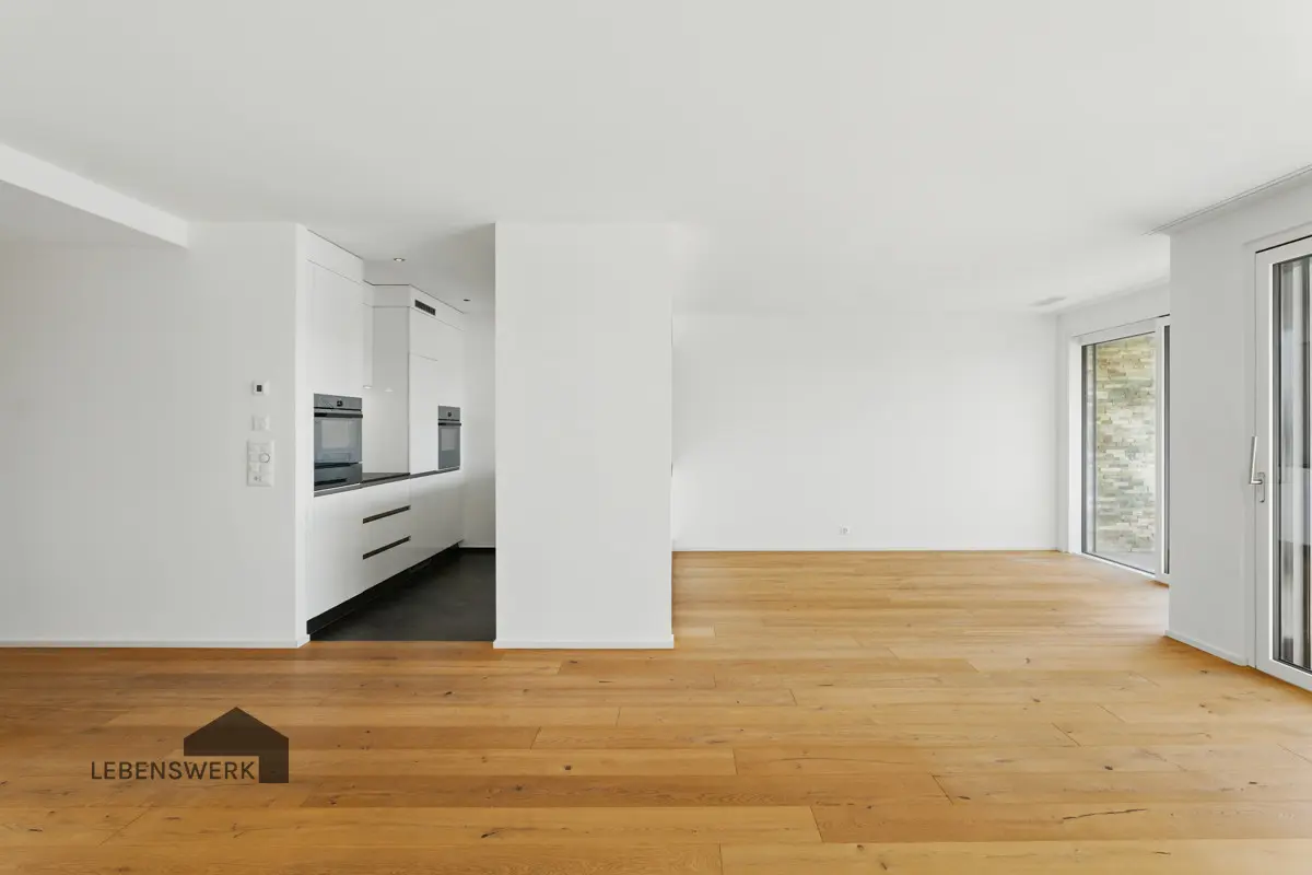 Wohnzimmer mit moderner Küche