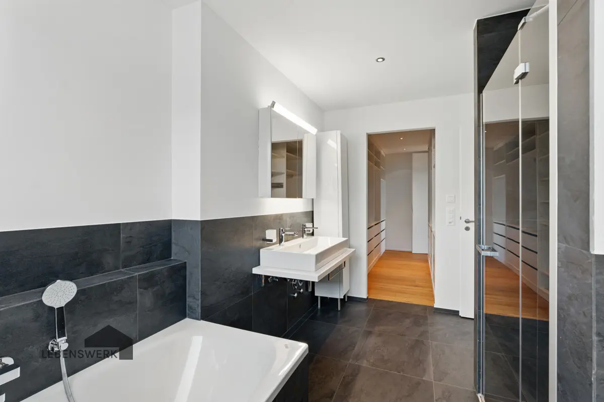 Bad En Suit mit Ankleidezimmer