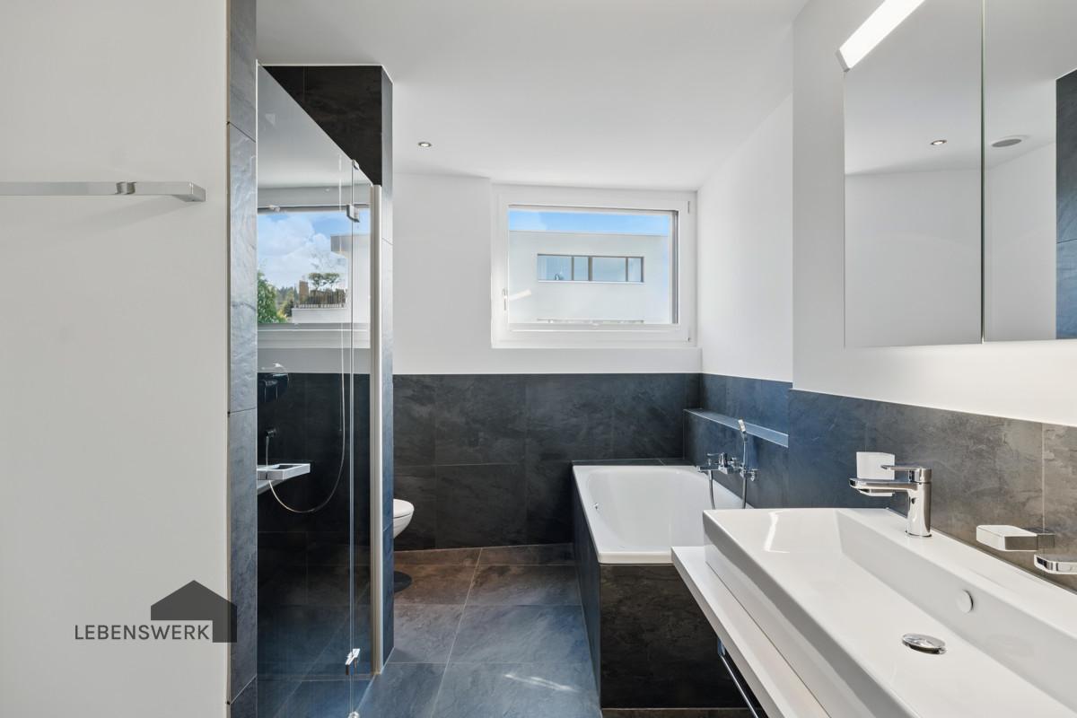 Badezimmer mit Badewanne und Dusche