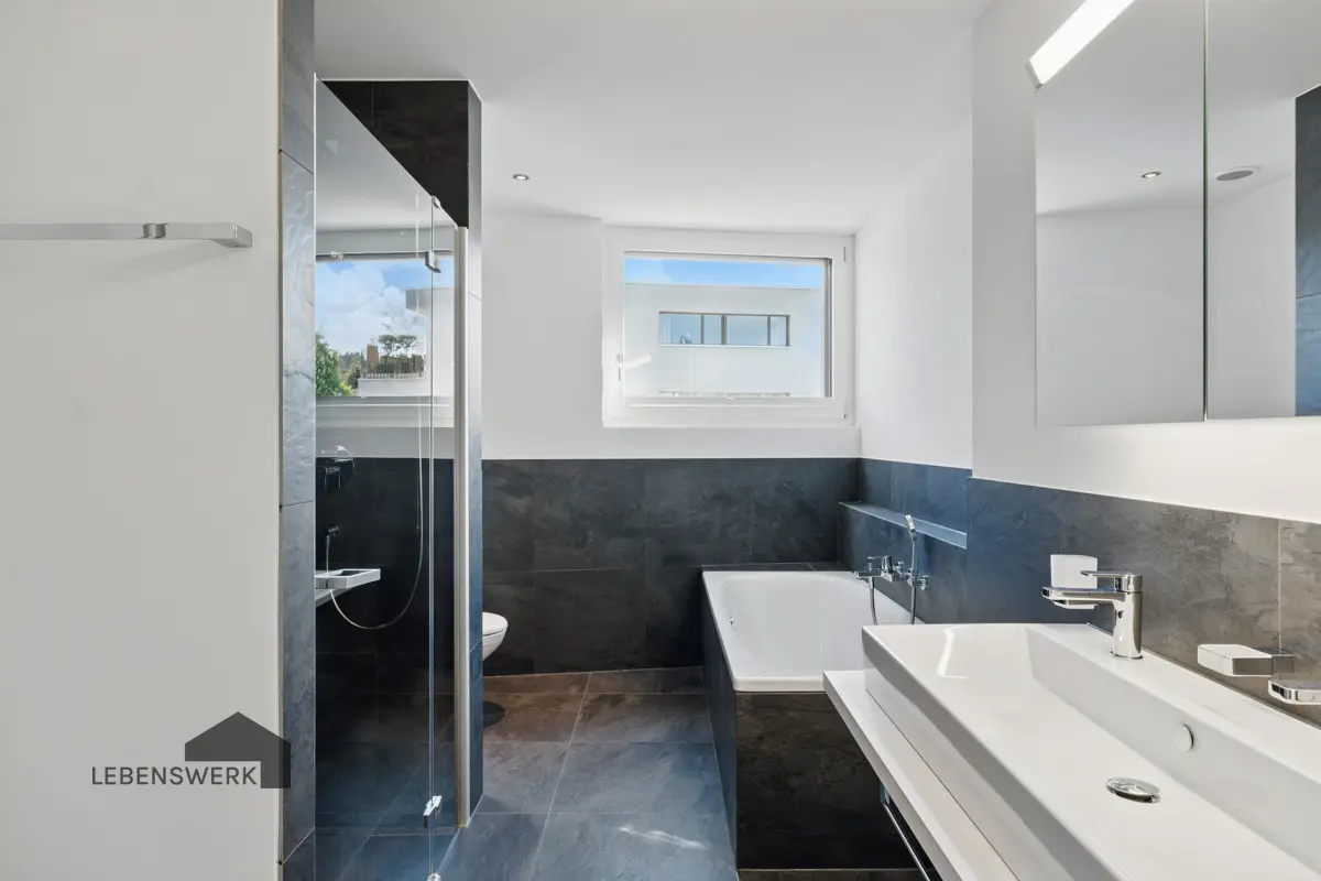 Badezimmer mit Badewanne und Dusche