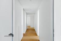 Korridor mit praktischen Einbauschränken