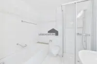 Die Badewanne lädt zu entspannten Momenten im Alltag ein.
