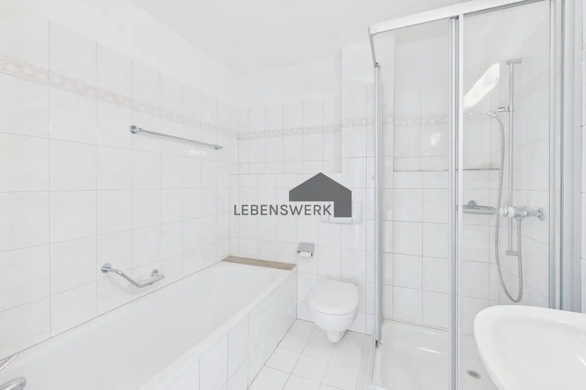 Die Badewanne lädt zu entspannten Momenten im Alltag ein.
