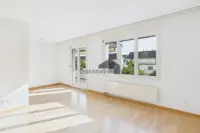 Der grosszügige Wohn- und Essbereich bietet Platz für gemütliche Stunden und geselliges Beisammensein.