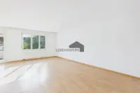 Der helle Wohn- und Essbereich mit direktem Balkonzugang bietet viel Platz für Ihre persönlichen Einrichtungsideen.