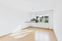 Das helle Zimmer bietet Platz zum Schlafen, Arbeiten oder für Gäste.