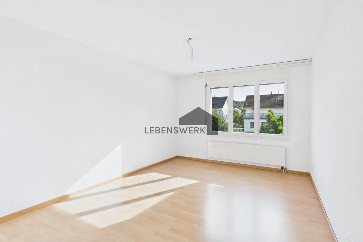 Das helle Zimmer bietet Platz zum Schlafen, Arbeiten oder für Gäste.