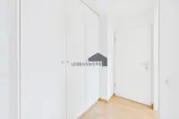 Viel Stauraum durch die Einbauschränke.