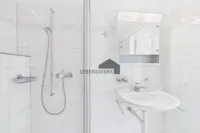 Die separate Dusche bietet Komfort für den täglichen Start in den Tag.