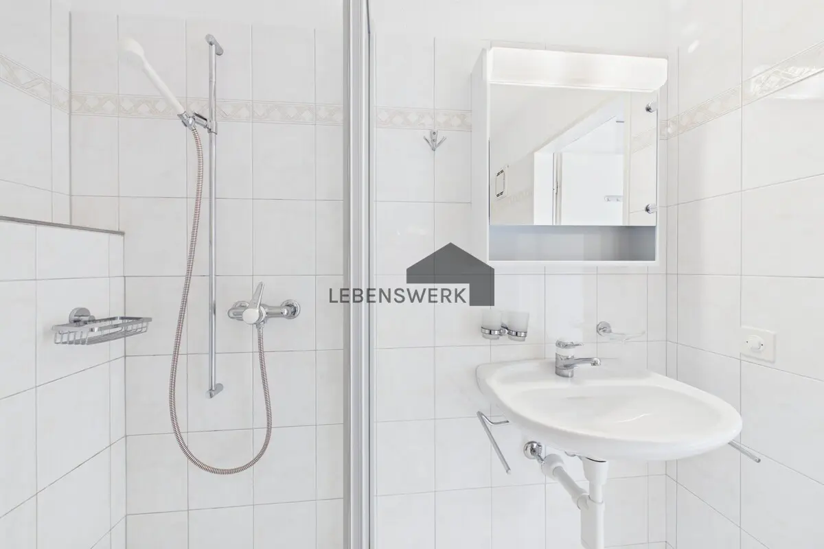 Die separate Dusche bietet Komfort für den täglichen Start in den Tag.