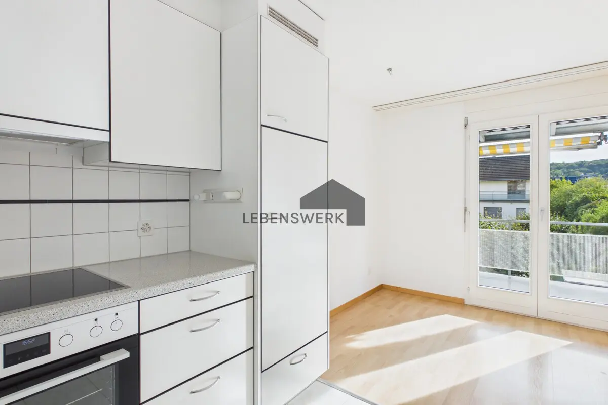 Die helle Küche verbindet Kochen und Wohnen auf angenehme Weise.
