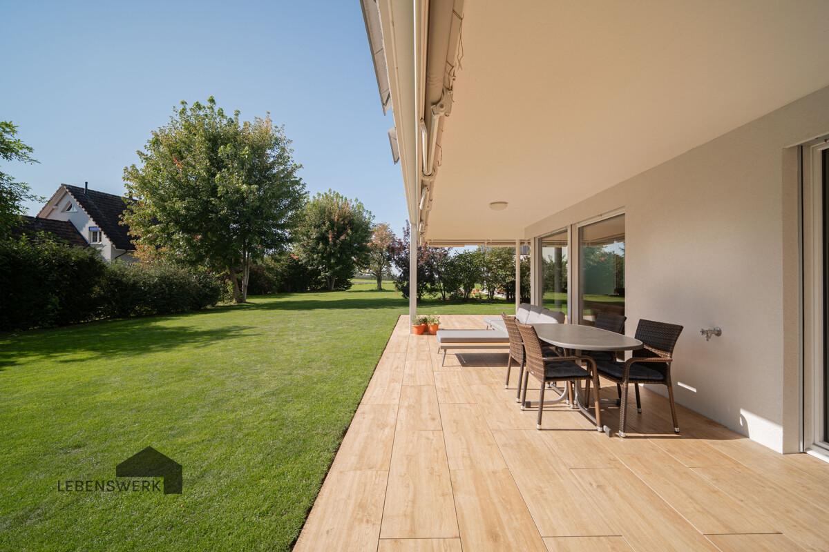 Südlich ausgerichtete Terrasse mit Gartenidylle