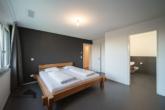 Elternschlafzimmer mit eigenem Bad en-suite - Sonnige Gartenwohnung – modern, hell und naturnah, Altnau TG