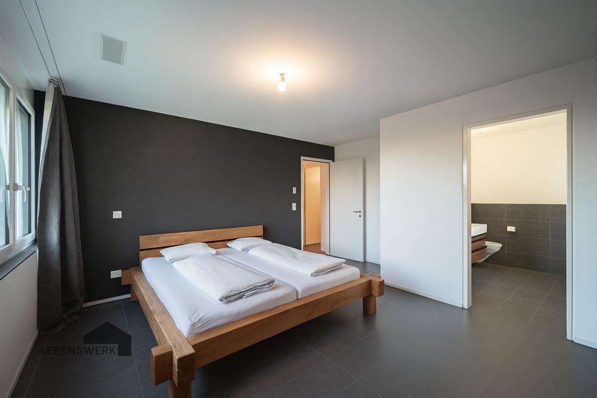 Elternschlafzimmer mit eigenem Bad en-suite