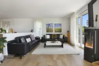 Wohnzimmer mit Schwedenofen im Erdgeschoss