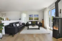 Wohnzimmer mit Schwedenofen im Erdgeschoss