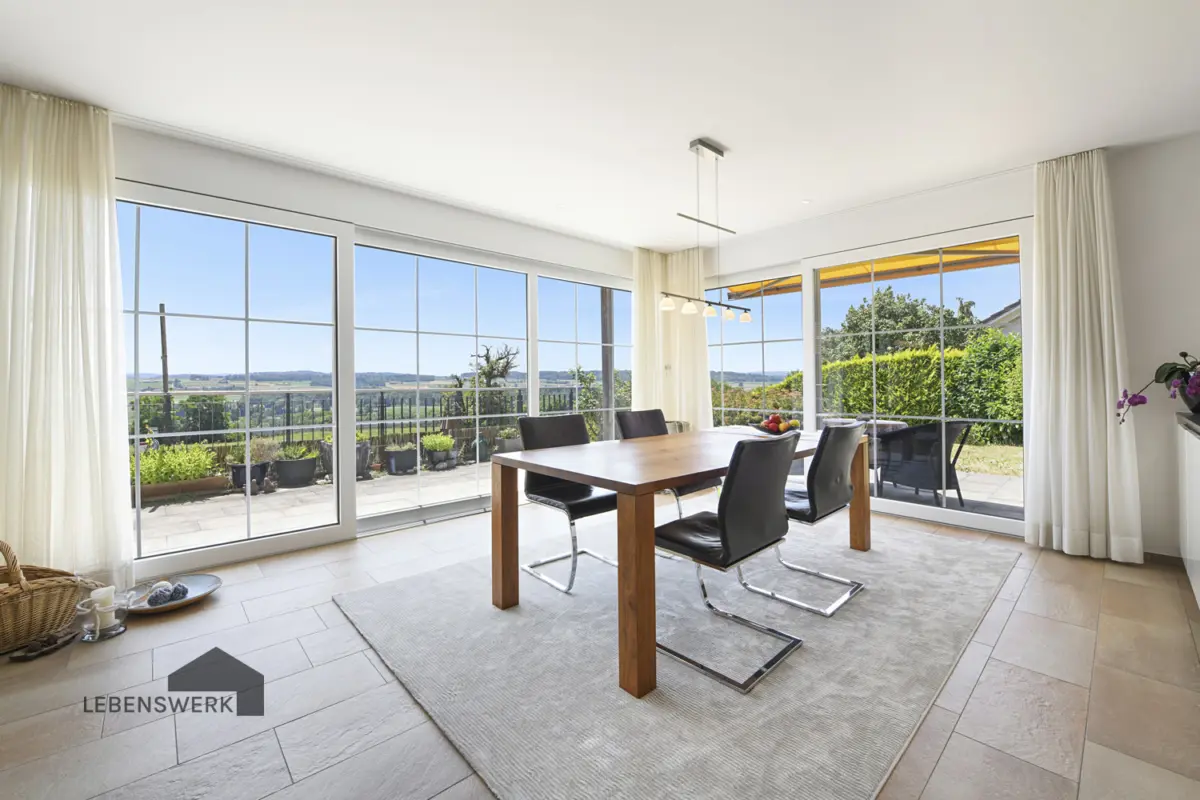 Esszimmer mit Panoramasicht im Erdgeschoss