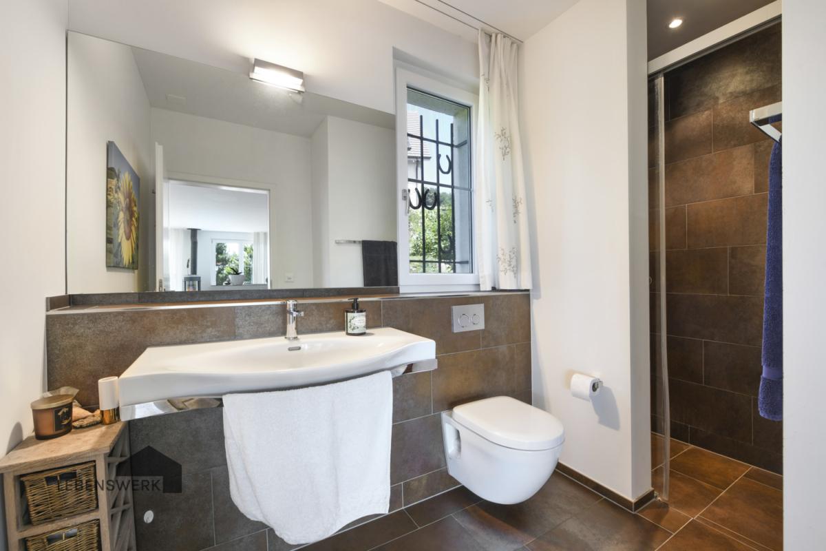 Badezimmer mit Dusche und Tageslicht im Erdgeschoss