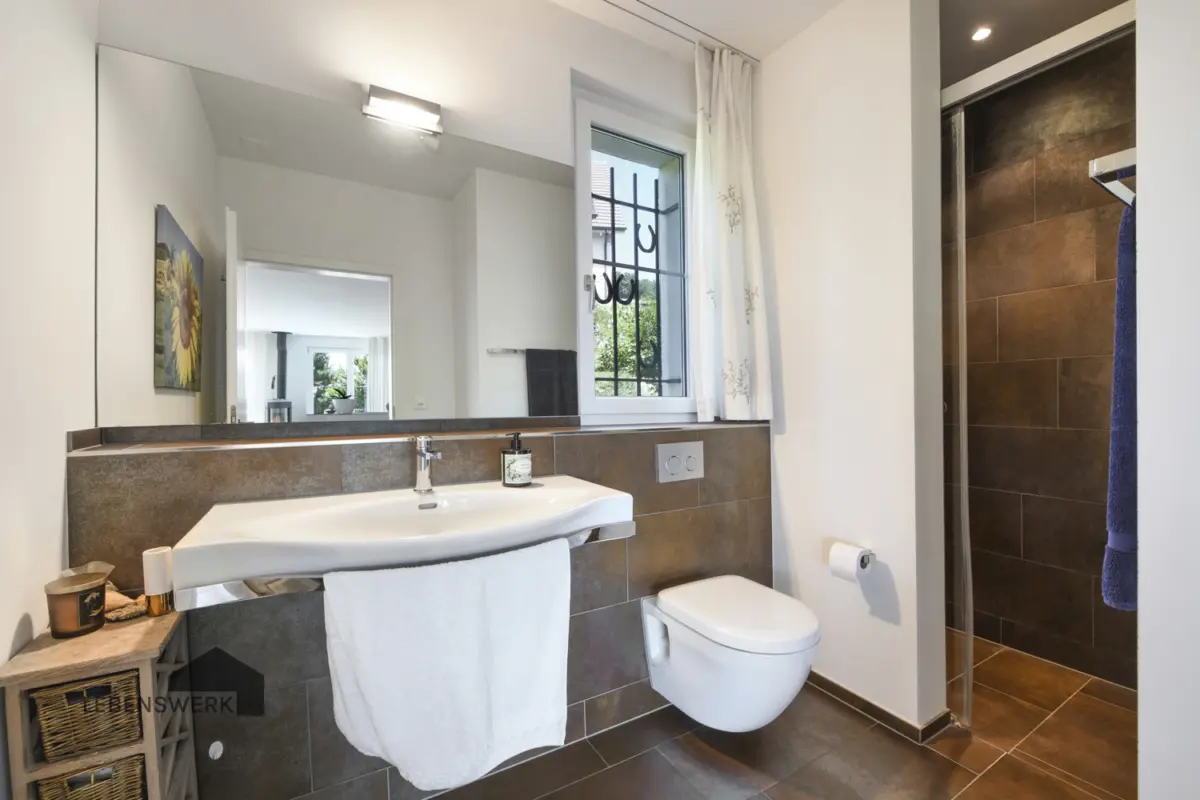 Badezimmer mit Dusche und Tageslicht im Erdgeschoss