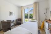Arbeits- oder Schlafzimmer mit direkten Zugang in den Garten - Erdgeschoss - Helles Einfamilienhaus mit Alpenpanorama – Bezirk Frauenfeld