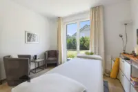 Arbeits- oder Schlafzimmer mit direkten Zugang in den Garten - Erdgeschoss