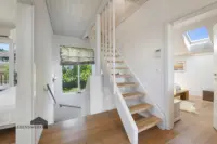 Treppenhaus mit grossen Fenstern