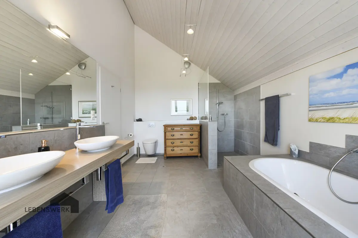 Grosses Badezimmer mit Badewanne und Dusche