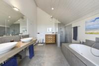 Grosses Badezimmer mit Badewanne und Dusche