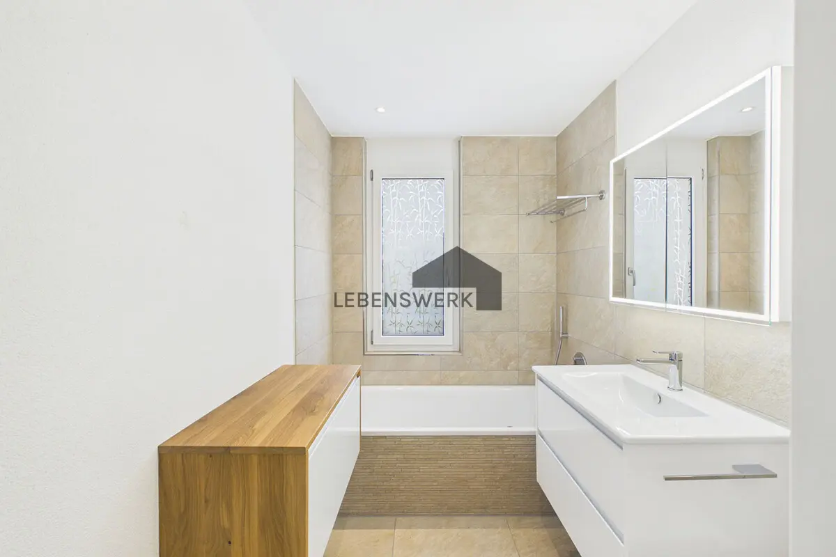Bad mit Badewanne und Tageslicht