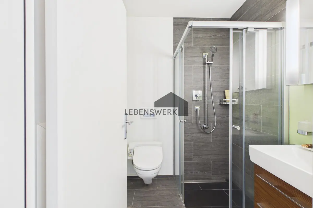 Modernes Badezimmer mit grosszügiger Dusche und hochwertiger, zeitloser Ausstattung.