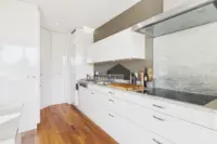 Viel Stauraum dank grosszügiger Schrank- und Schubladenflächen.