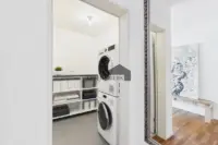 Praktischer Hauswirtschaftsraum mit Waschmaschine und Trockner.