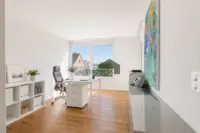 Helles, grosszügiges Büro mit viel Platz und schönem Ausblick bis zum Bodensee.