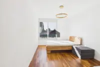 Helles, vielseitig nutzbares Zimmer mit angenehmer Raumgrösse.