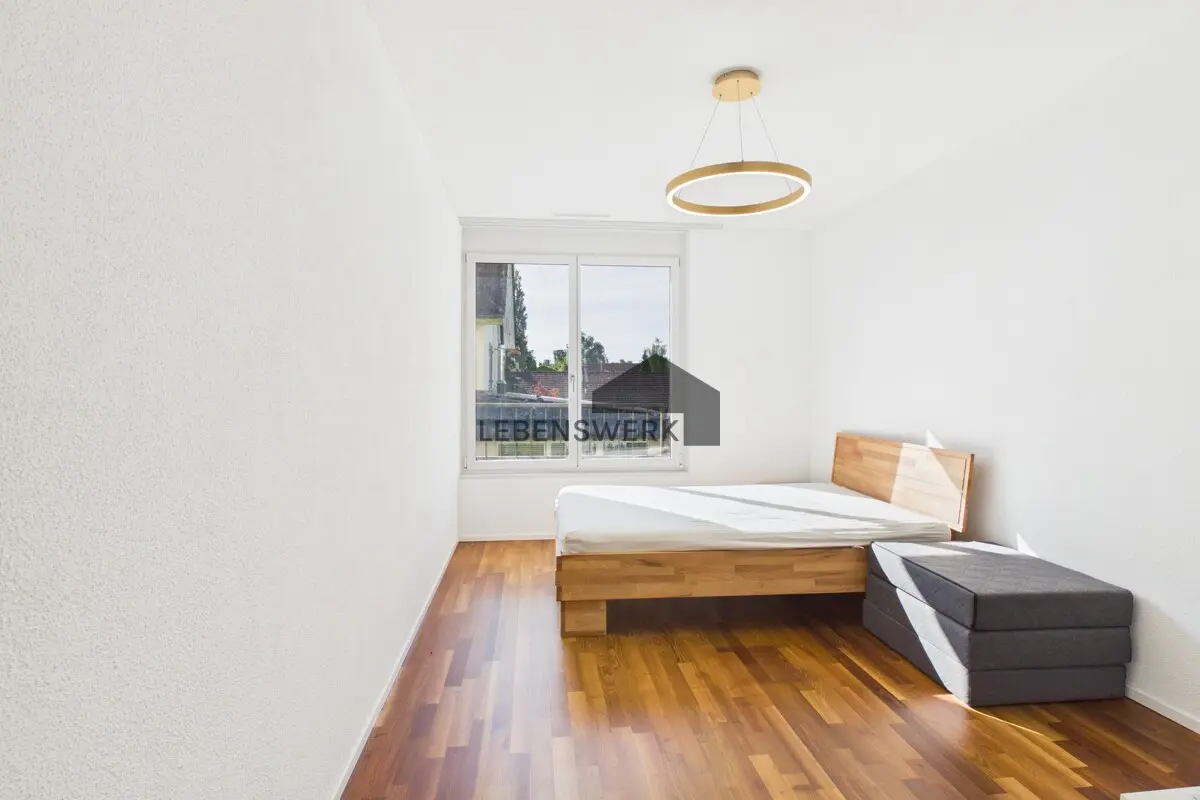 Helles, vielseitig nutzbares Zimmer mit angenehmer Raumgrösse.