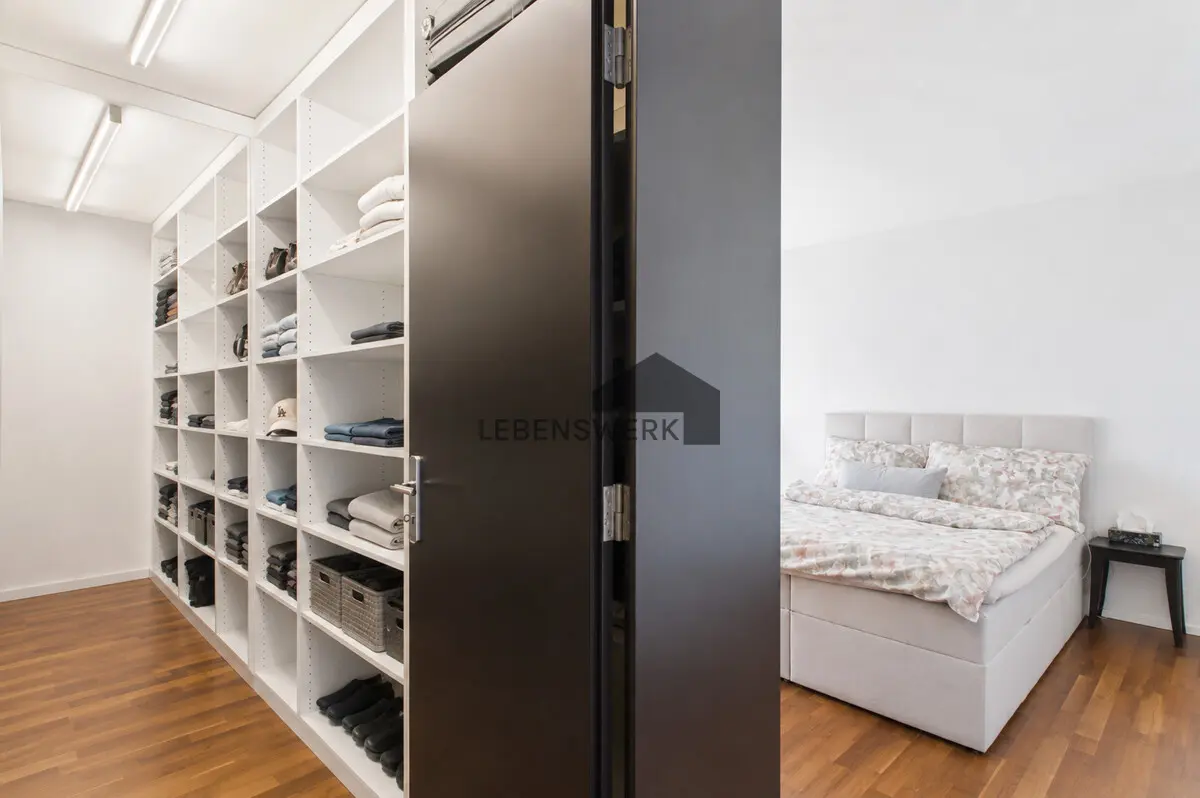 Gemütliches Schlafzimmer mit begehbarem Kleiderschrank.