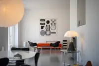 Ausgewählte Designklassiker und die klare Architektur prägen den Wohnraum im Erdgeschoss