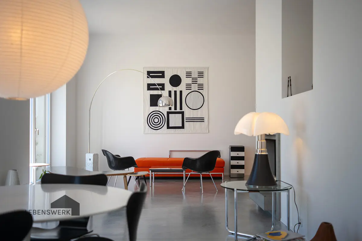 Ausgewählte Designklassiker und die klare Architektur prägen den Wohnraum im Erdgeschoss