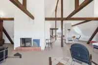 Historische Dachbalken und grosszügige Raumstrukturen prägen das Loft im Dachgeschoss