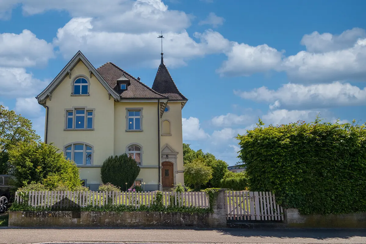 Die markante Jugendstilvilla mit ihrem charakteristischen Turm prägt das Ortsbild bis heute