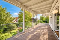 Helle Balkonterrasse mit Gartenblick