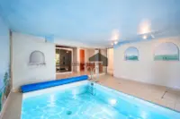 Einladender Spa-Pool im Innenbereich