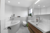 Badezimmer mit Badewanne und Tageslicht - Maisonettewohnung mit eigenem Eingang in Bestlage von Bottighofen