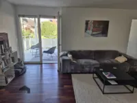 Helles Wohnzimmer mit Zugang zum Balkon