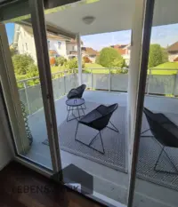 Sonnige Stunden auf dem grosszügigen Balkon geniessen