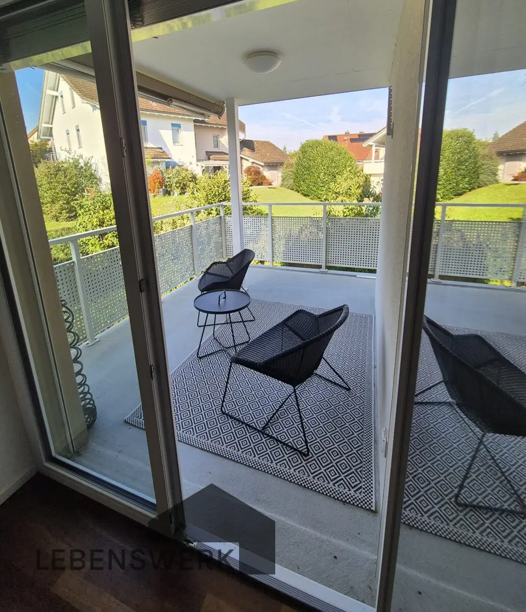 Sonnige Stunden auf dem grosszügigen Balkon geniessen