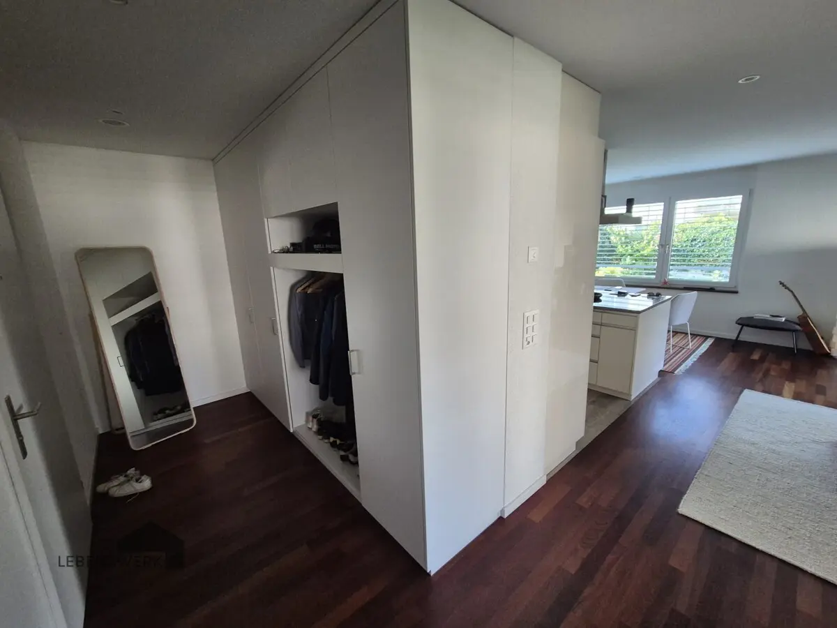 Entrée mit praktischen Einbauschränken